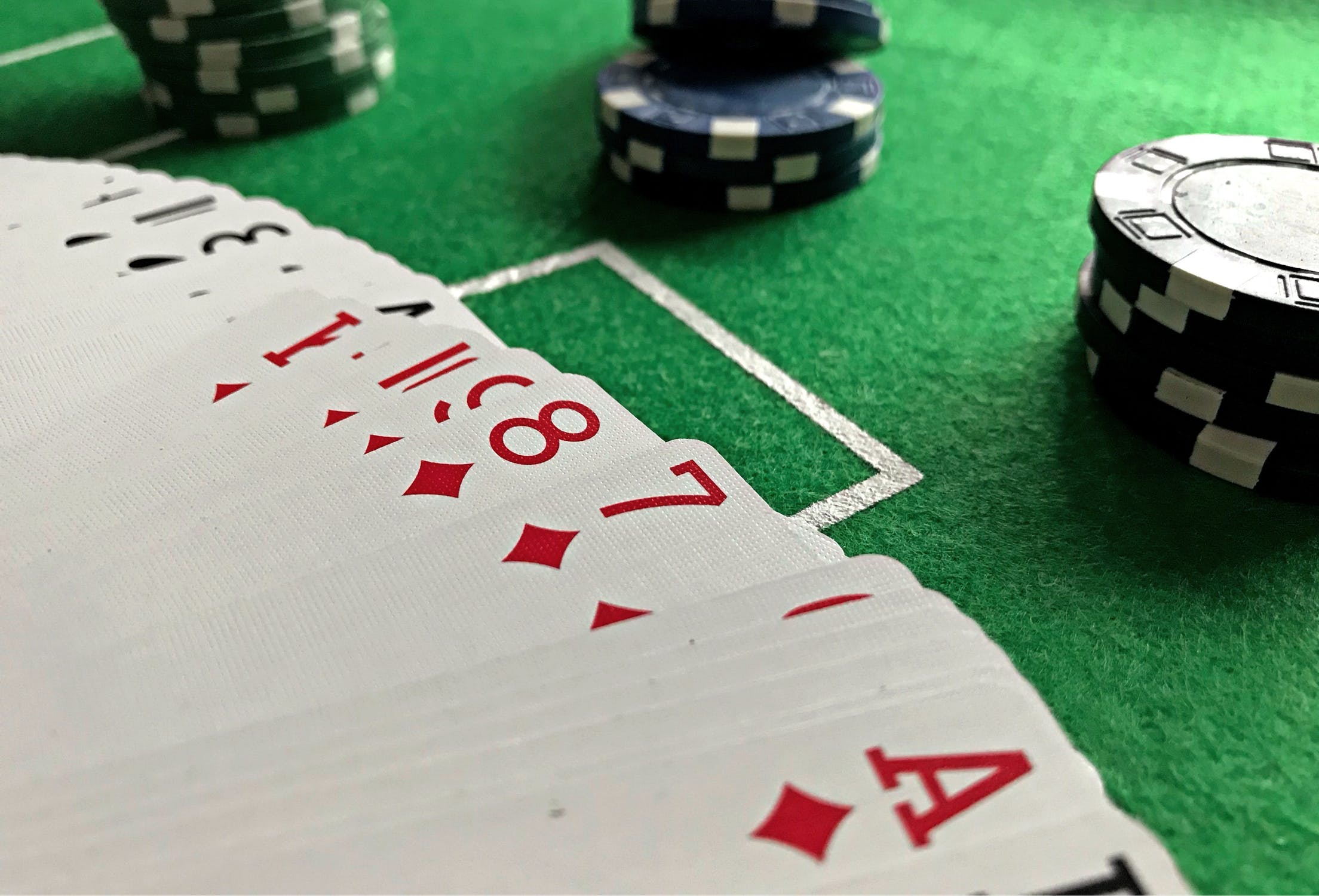 Jeu De Cartes à Jouer Avec Des Jetons De Poker · Photo gratuite